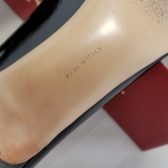 FERRAGAMO Black Patent Leather Pumps EUC in Box - Picture 9 of 13